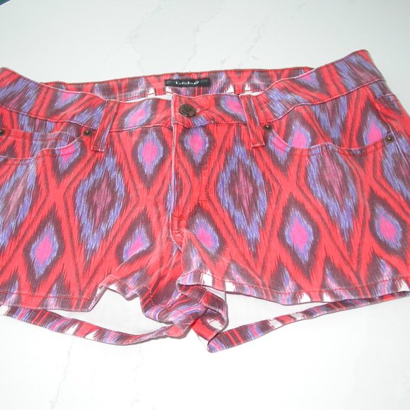 Diamond Patterned Stretch Denim Shorts - Picture 4 of 9